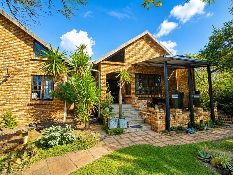 25Ha Bush-veld Retreat | Spacious Family Home with Exceptional Views - Photo 2