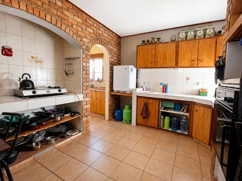 25Ha Bush-veld Retreat | Spacious Family Home with Exceptional Views - Photo 8