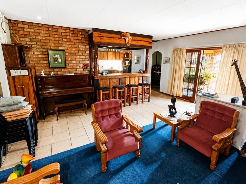 25Ha Bush-veld Retreat | Spacious Family Home with Exceptional Views - Photo 4