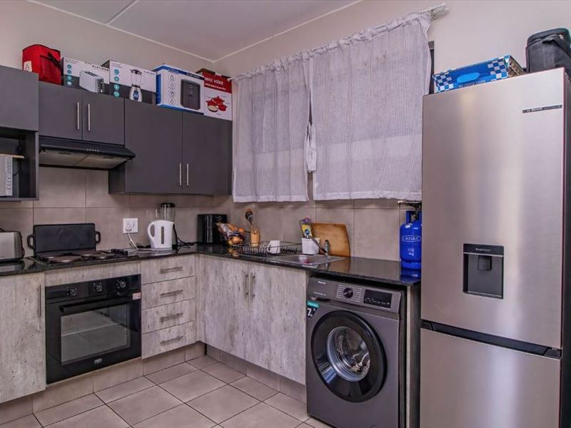 Perfect Two-Bedroom Home for Easy Living - Photo 1