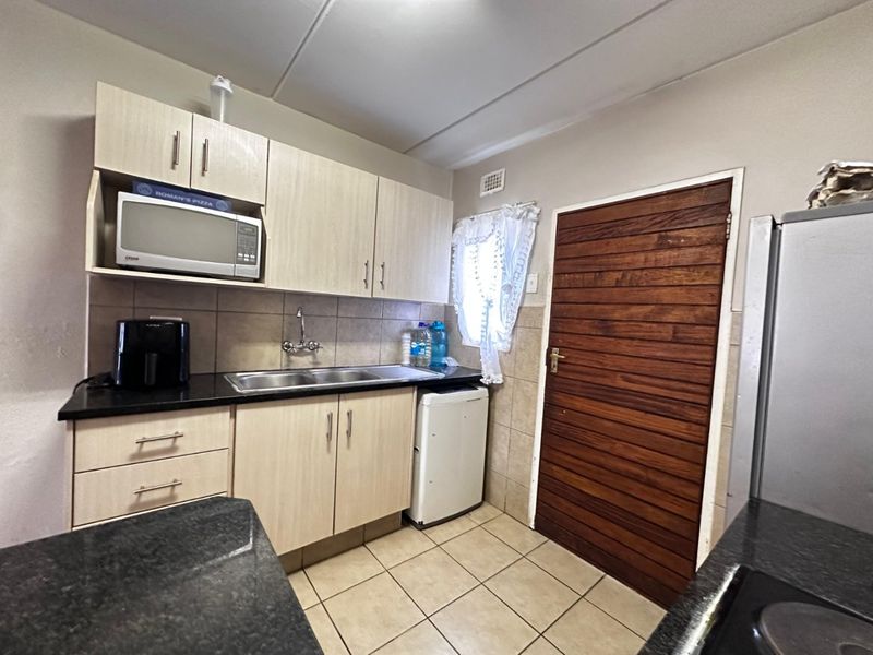 2-Bedroom Ground Floor Apartment to Rent in Theda Oaks – R7,000 per Month - Photo 3