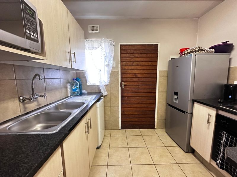 2-Bedroom Ground Floor Apartment to Rent in Theda Oaks – R7,000 per Month - Photo 4