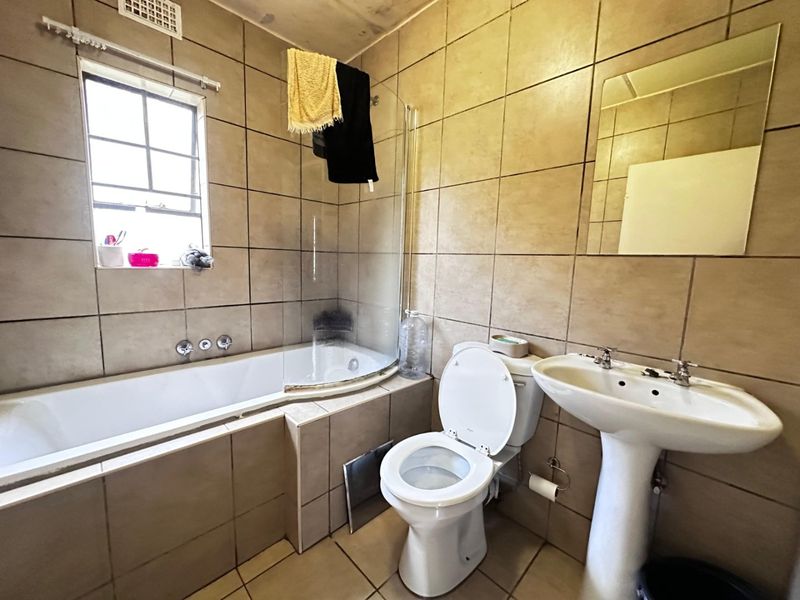 2-Bedroom Ground Floor Apartment to Rent in Theda Oaks – R7,000 per Month - Photo 9