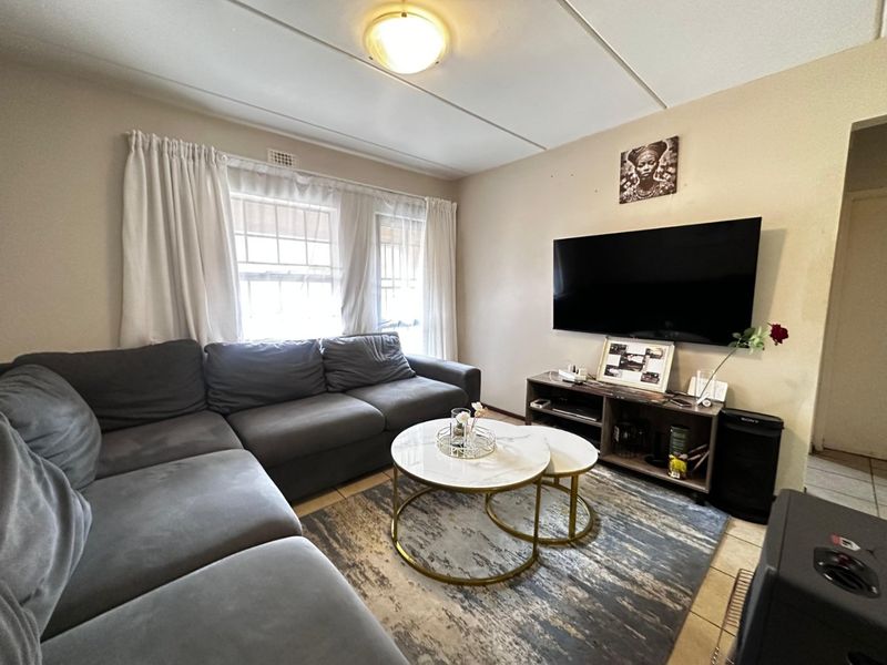 2-Bedroom Ground Floor Apartment to Rent in Theda Oaks – R7,000 per Month - Photo 5