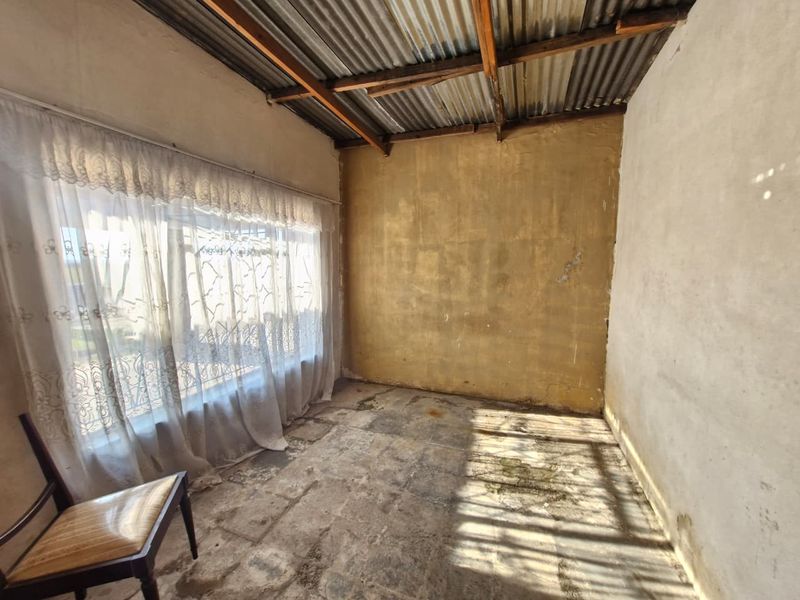 *For Sale: Fixer-Upper in Daveyton!* - Photo 5
