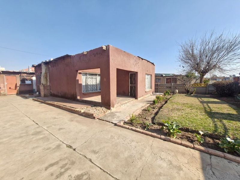 *For Sale: Fixer-Upper in Daveyton!* - Photo 10