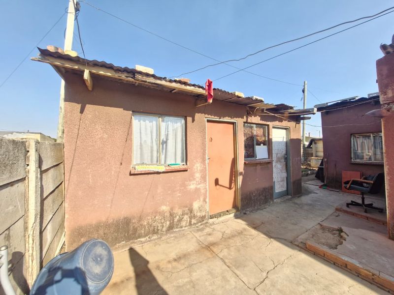 *For Sale: Fixer-Upper in Daveyton!* - Photo 8