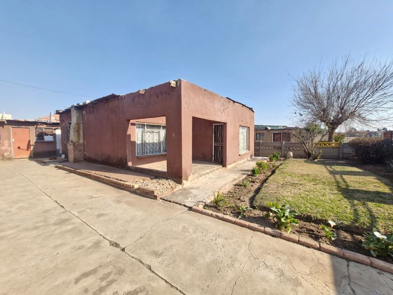 *For Sale: Fixer-Upper in Daveyton!* - Photo 9