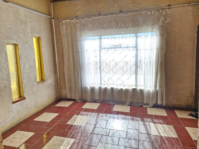 *For Sale: Fixer-Upper in Daveyton!* - Photo 4