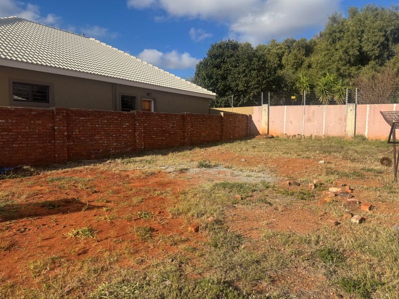 Prime 3523 m2 Erf in security estate for sale - Photo 1
