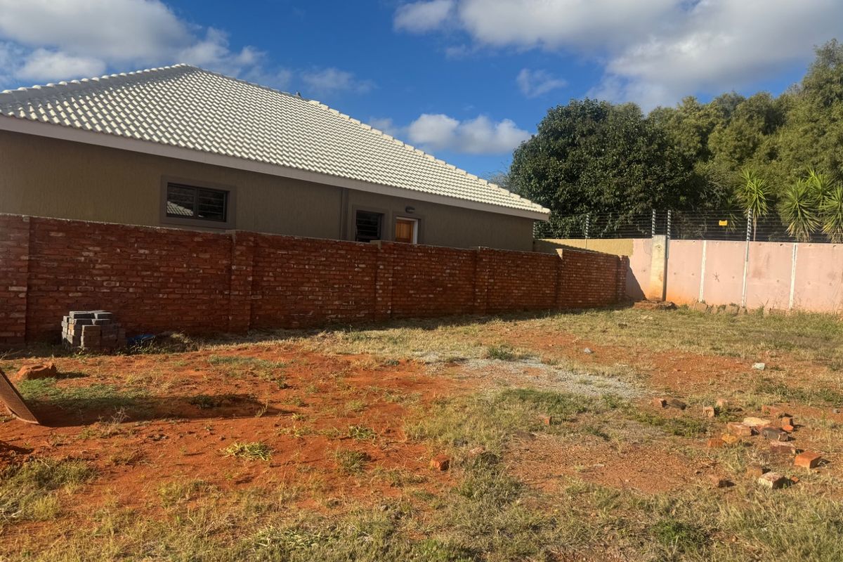 Prime 3523 m2 Erf in security estate for sale - Photo 2