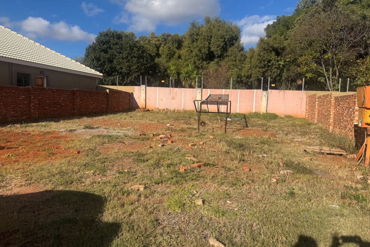Prime 3523 m2 Erf in security estate for sale - Photo 3