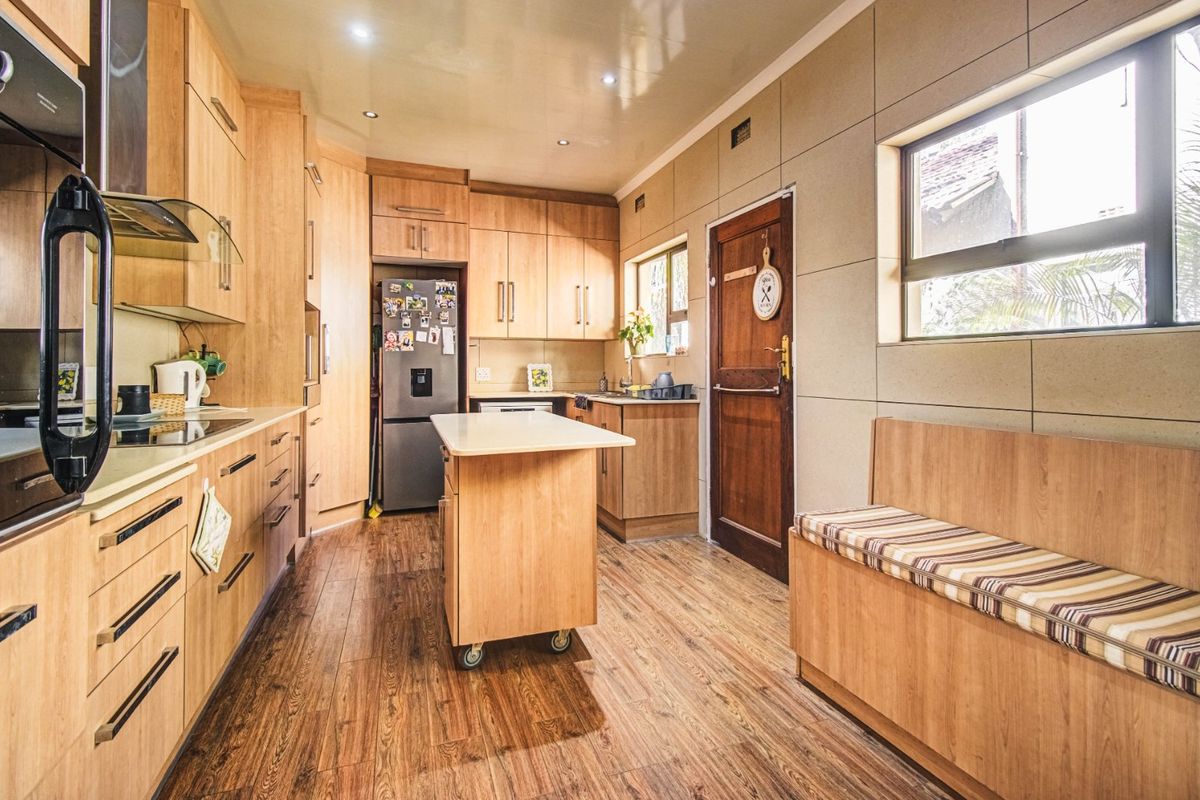 Lifestyle, Luxury & Location - Photo 5