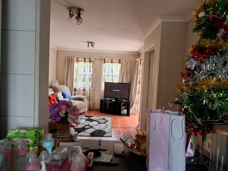Modern One-Bedroom Apartment in a sought after well maintained secure complex - Photo 10