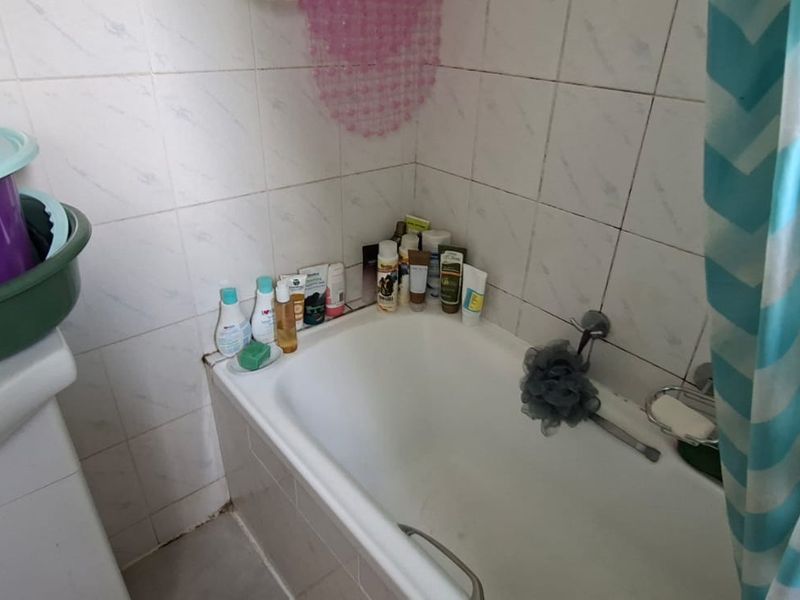 Modern One-Bedroom Apartment in a sought after well maintained secure complex - Photo 8