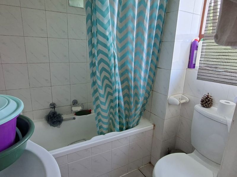 Modern One-Bedroom Apartment in a sought after well maintained secure complex - Photo 7