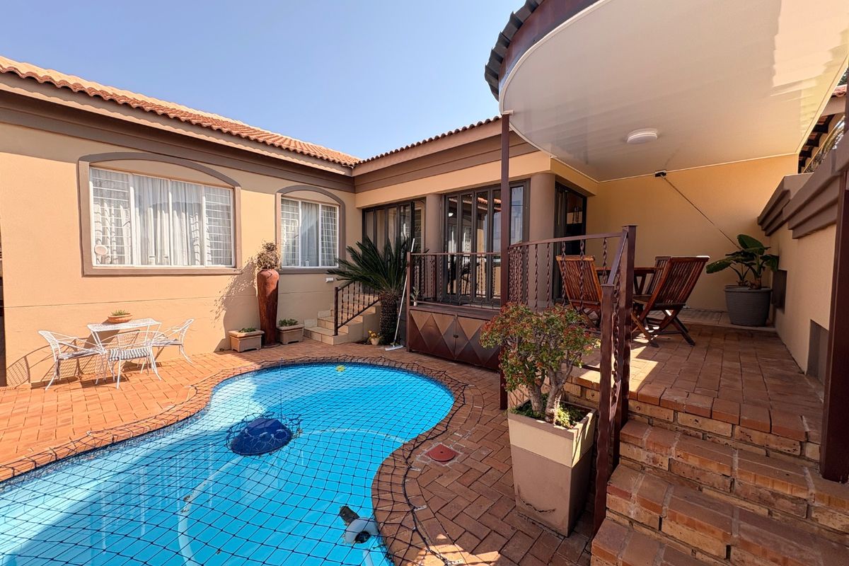 Modern Elegance in a Prime Location – 3 Bedroom Townhouse in Prestigious Klerksdorp Estate. - Photo 2