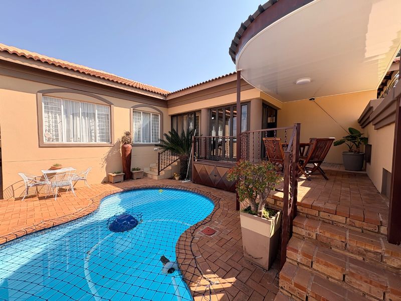 Modern Elegance in a Prime Location – 3 Bedroom Townhouse in Prestigious Klerksdorp Estate. - Photo 2