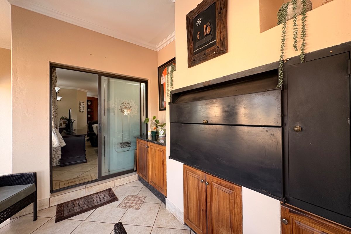 Modern Elegance in a Prime Location – 3 Bedroom Townhouse in Prestigious Klerksdorp Estate. - Photo 5