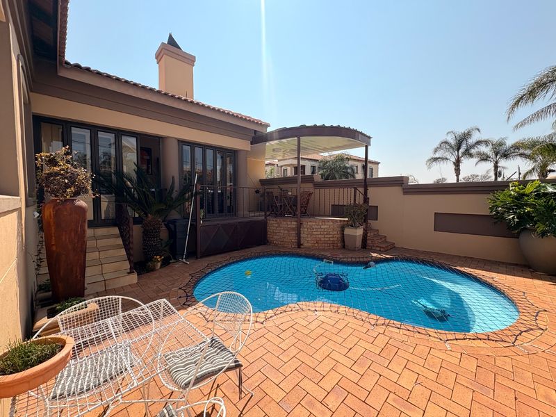 Modern Elegance in a Prime Location – 3 Bedroom Townhouse in Prestigious Klerksdorp Estate. - Photo 1