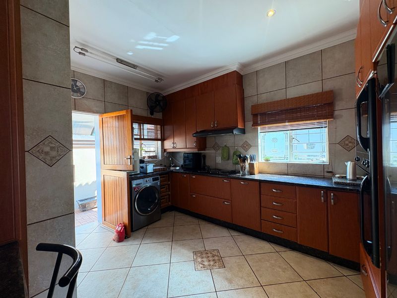 Modern Elegance in a Prime Location – 3 Bedroom Townhouse in Prestigious Klerksdorp Estate. - Photo 9
