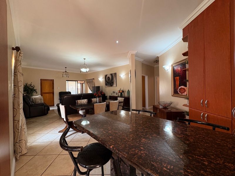 Modern Elegance in a Prime Location – 3 Bedroom Townhouse in Prestigious Klerksdorp Estate. - Photo 8