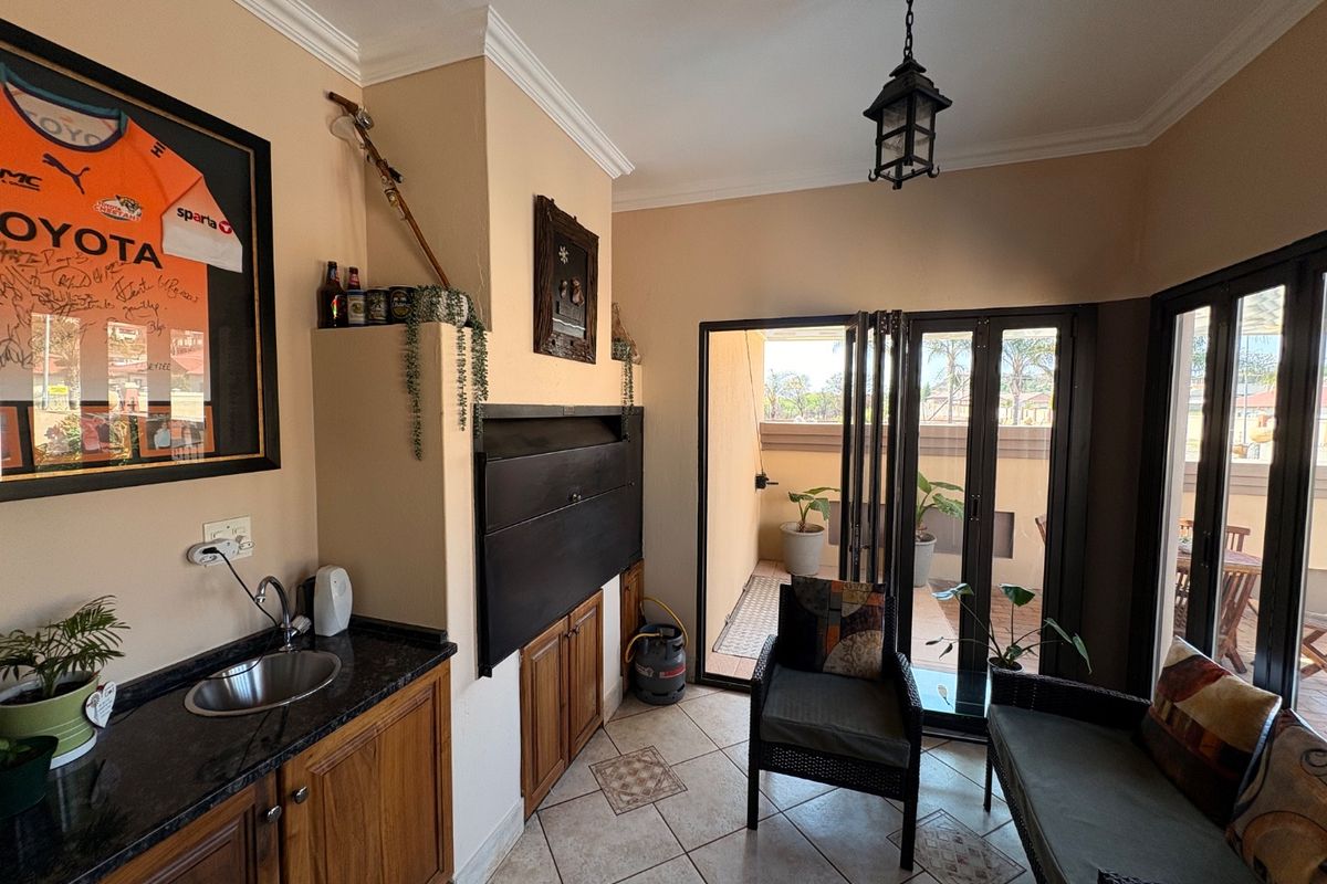 Modern Elegance in a Prime Location – 3 Bedroom Townhouse in Prestigious Klerksdorp Estate. - Photo 4