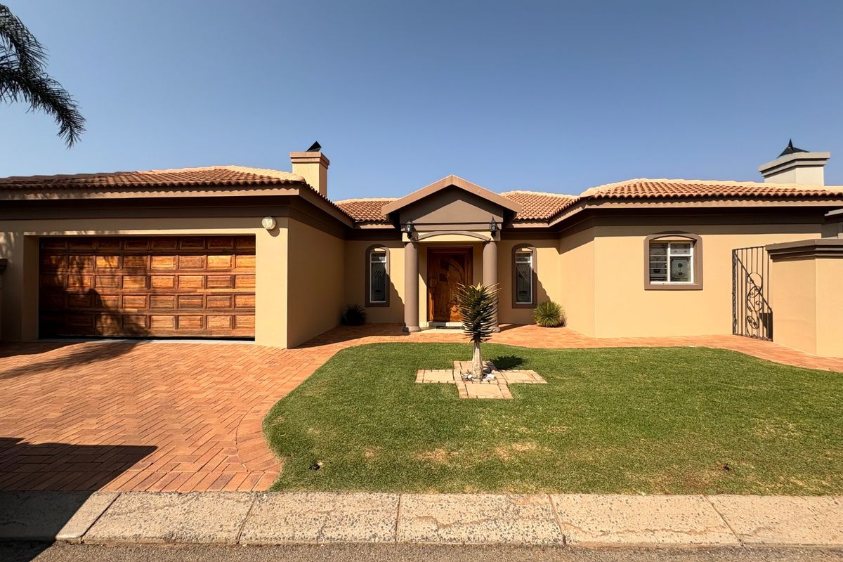 Modern Elegance in a Prime Location – 3 Bedroom Townhouse in Prestigious Klerksdorp Estate. - Photo 3