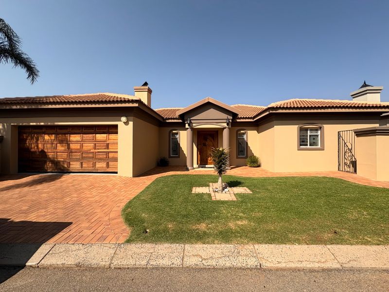 Modern Elegance in a Prime Location – 3 Bedroom Townhouse in Prestigious Klerksdorp Estate. - Photo 3