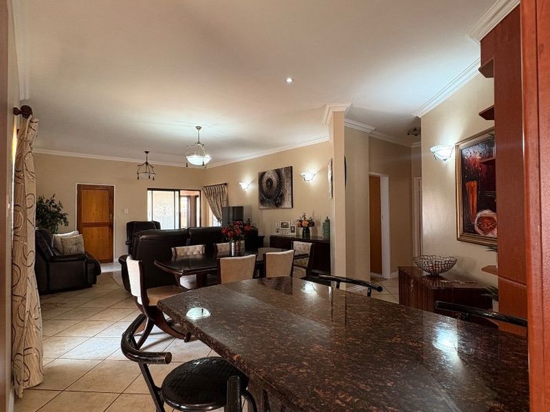 Modern Elegance in a Prime Location – 3 Bedroom Townhouse in Prestigious Klerksdorp Estate. - Photo 10