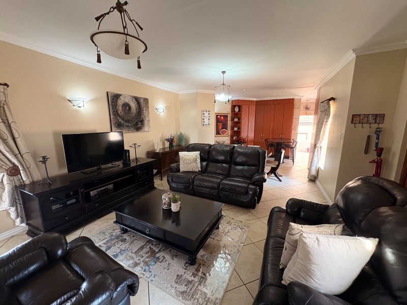 Modern Elegance in a Prime Location – 3 Bedroom Townhouse in Prestigious Klerksdorp Estate. - Photo 7