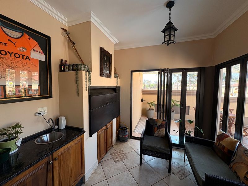 Modern Elegance in a Prime Location – 3 Bedroom Townhouse in Prestigious Klerksdorp Estate. - Photo 4
