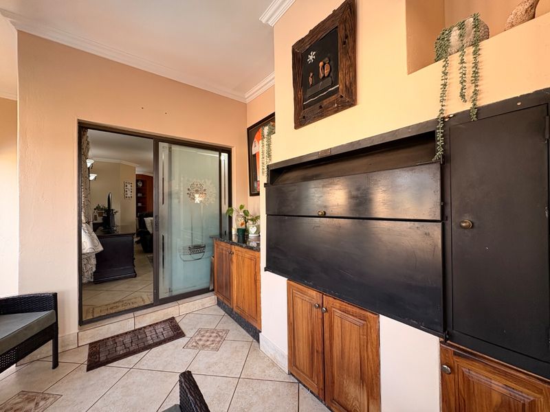 Modern Elegance in a Prime Location – 3 Bedroom Townhouse in Prestigious Klerksdorp Estate. - Photo 5