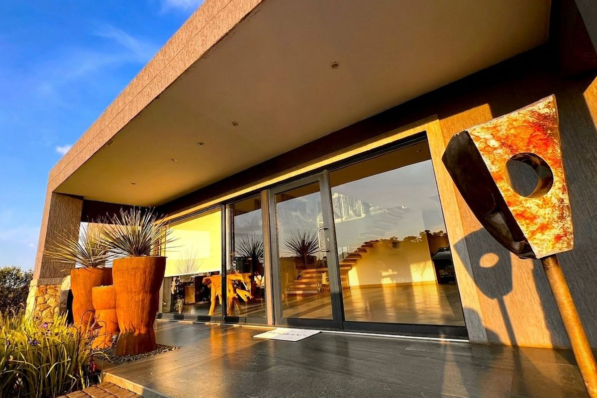 Where the Fairway Meets the River European - Contemporary Luxury · 3 Suites + 5 bathrooms  · Fully Off-grid . Filtered water system . SMART House Technology - Photo 3