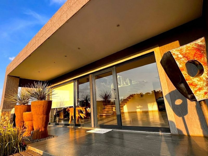 Where the Fairway Meets the River European - Contemporary Luxury · 3 Suites + 5 bathrooms  · Fully Off-grid . Filtered water system . SMART House Technology - Photo 3