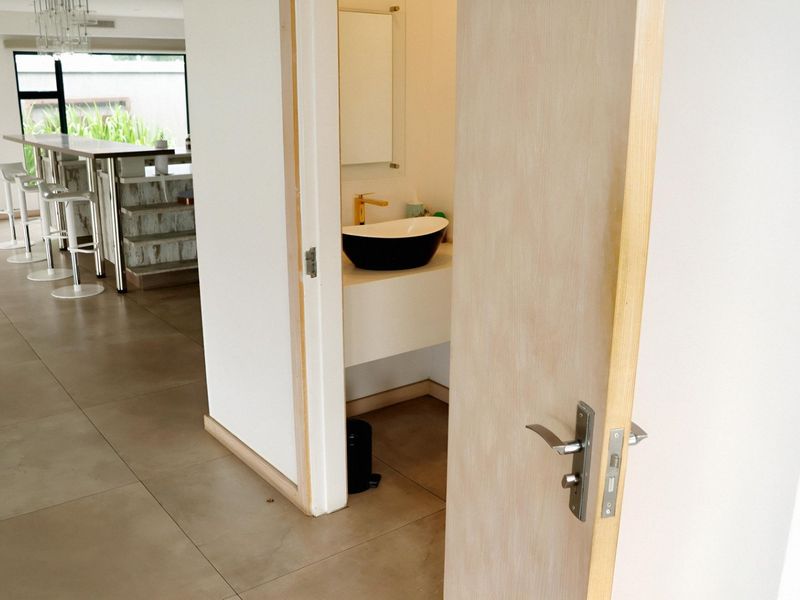 Where the Fairway Meets the River European - Contemporary Luxury · 3 Suites + 5 bathrooms  · Fully Off-grid . Filtered water system . SMART House Technology - Photo 8