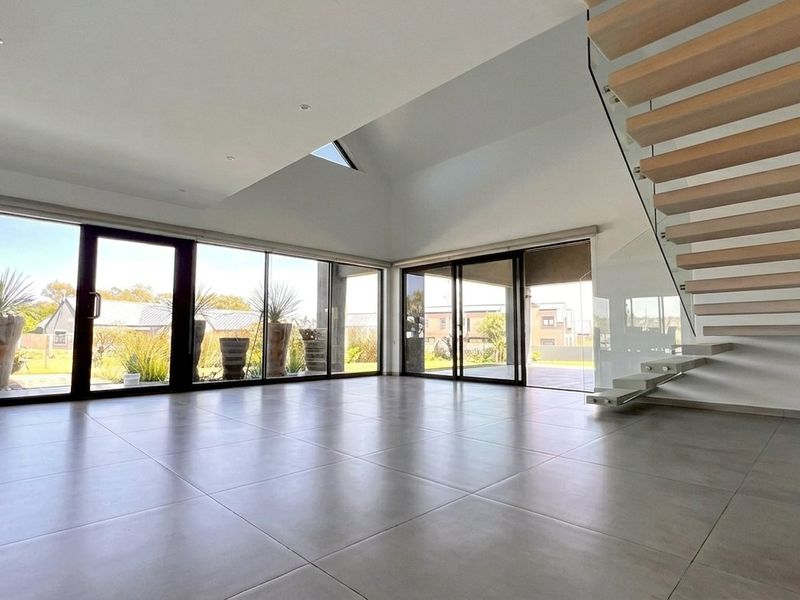 Where the Fairway Meets the River European - Contemporary Luxury · 3 Suites + 5 bathrooms  · Fully Off-grid . Filtered water system . SMART House Technology - Photo 4