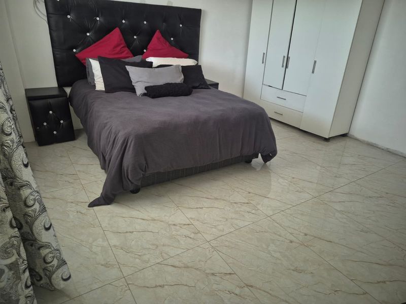 4 Bedroom House for Sale in Rowallan Park sectional title  - Photo 5