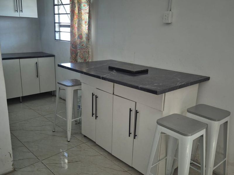 4 Bedroom House for Sale in Rowallan Park sectional title  - Photo 3