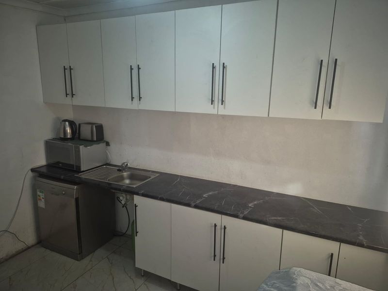 4 Bedroom House for Sale in Rowallan Park sectional title  - Photo 4