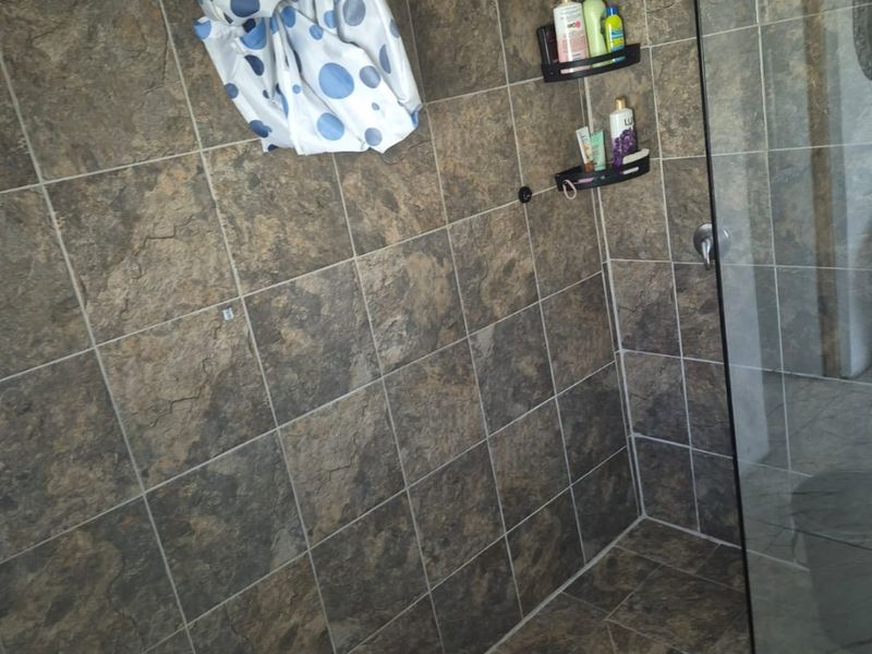 4 Bedroom House for Sale in Rowallan Park sectional title  - Photo 10