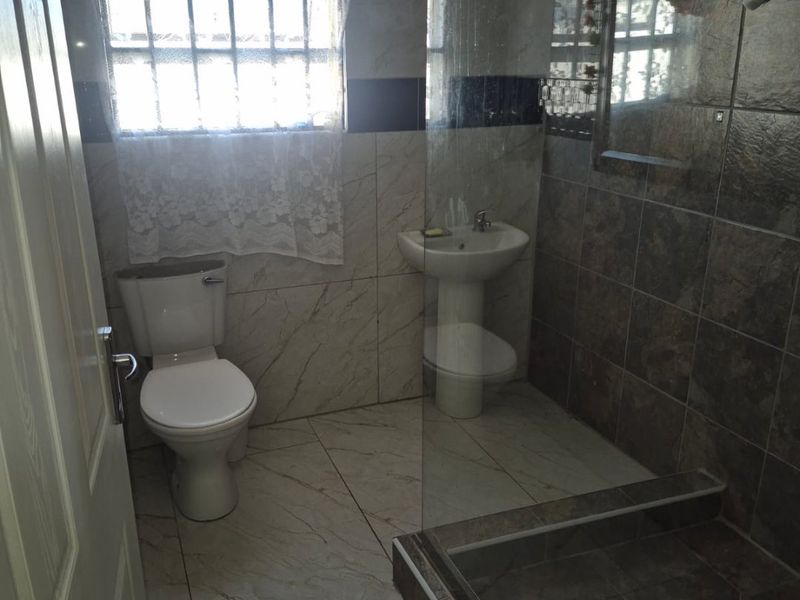 4 Bedroom House for Sale in Rowallan Park sectional title  - Photo 8