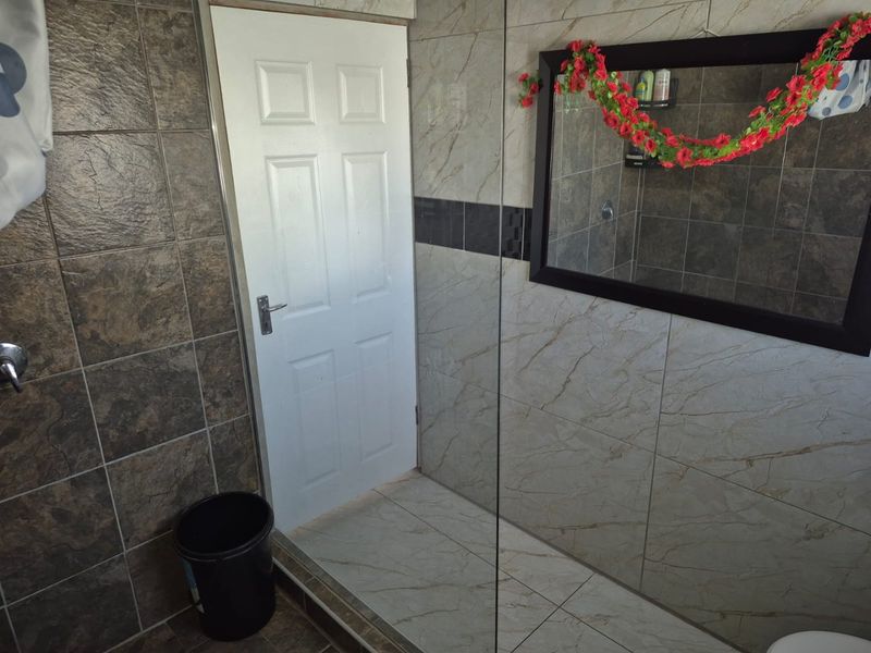4 Bedroom House for Sale in Rowallan Park sectional title  - Photo 9