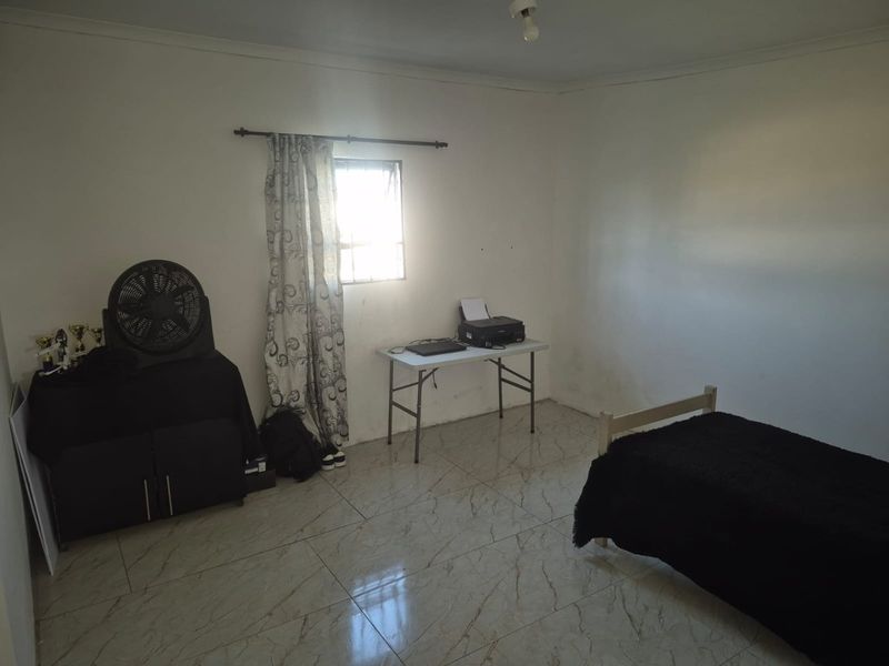 4 Bedroom House for Sale in Rowallan Park sectional title  - Photo 7