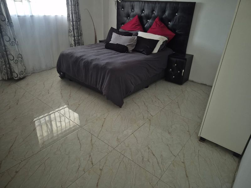 4 Bedroom House for Sale in Rowallan Park sectional title  - Photo 6