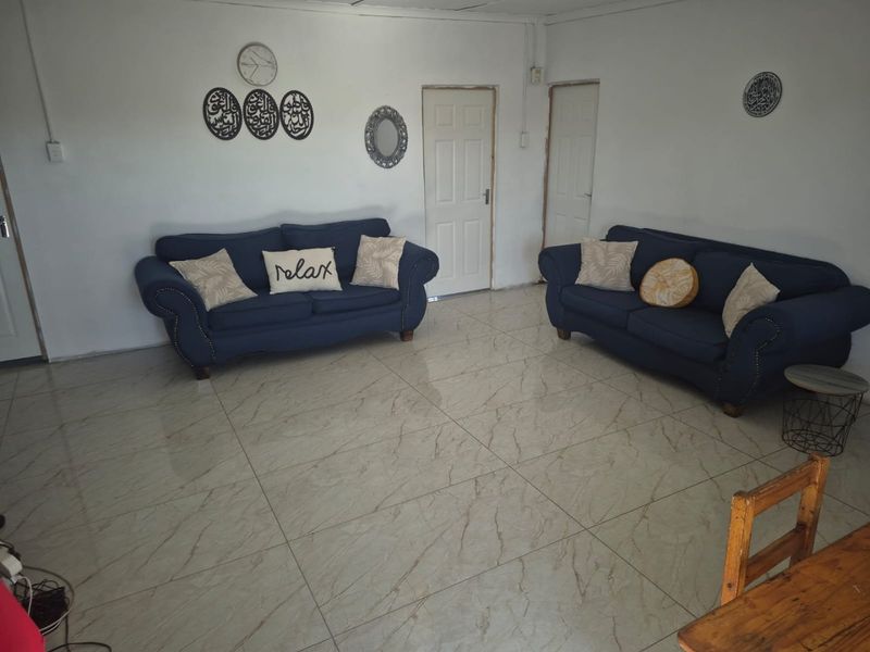 4 Bedroom House for Sale in Rowallan Park sectional title  - Photo 2