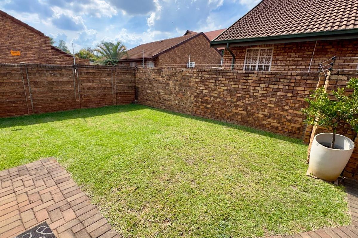 3 Bedroom 2 Bathroom Townhouse in Clubview. - Photo 3