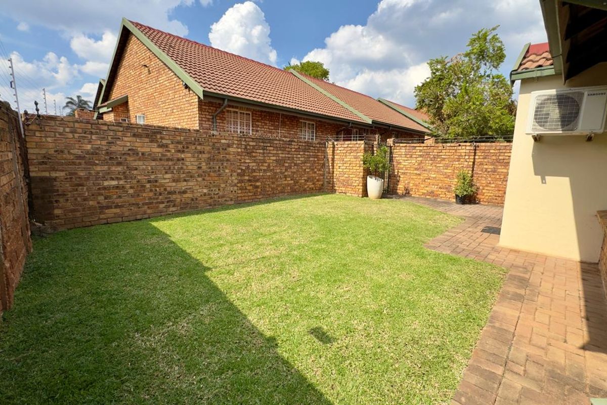 3 Bedroom 2 Bathroom Townhouse in Clubview. - Photo 2