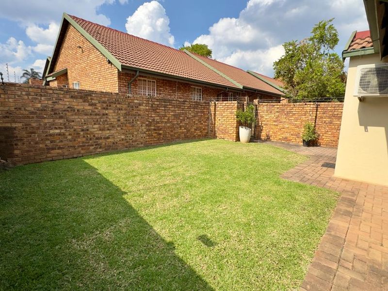 3 Bedroom 2 Bathroom Townhouse in Clubview. - Photo 2