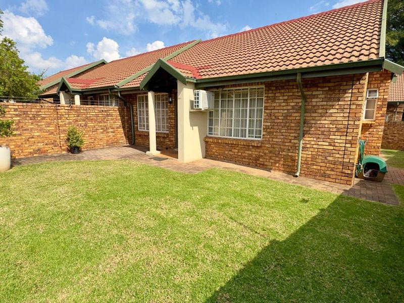 3 Bedroom 2 Bathroom Townhouse in Clubview. - Photo 1